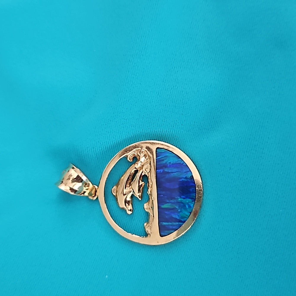 14kt Yellow Gold & Opal pendant